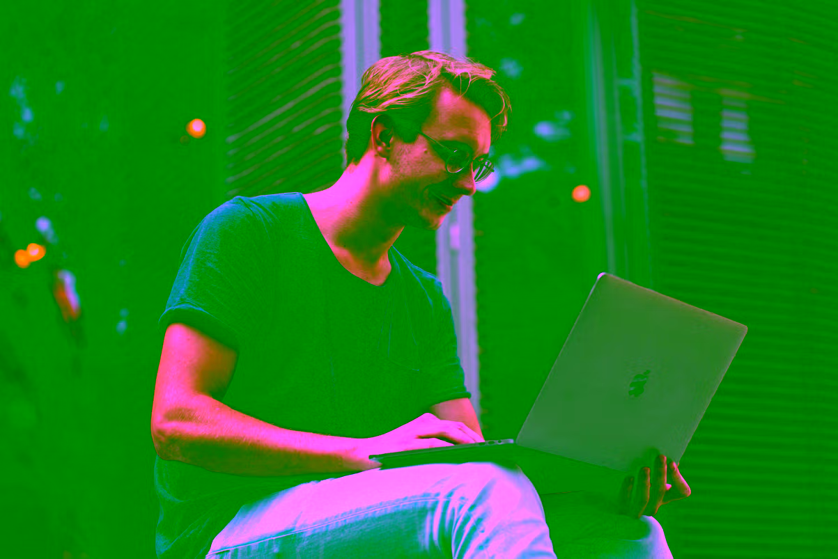 Student löst Mechanik-Aufgaben