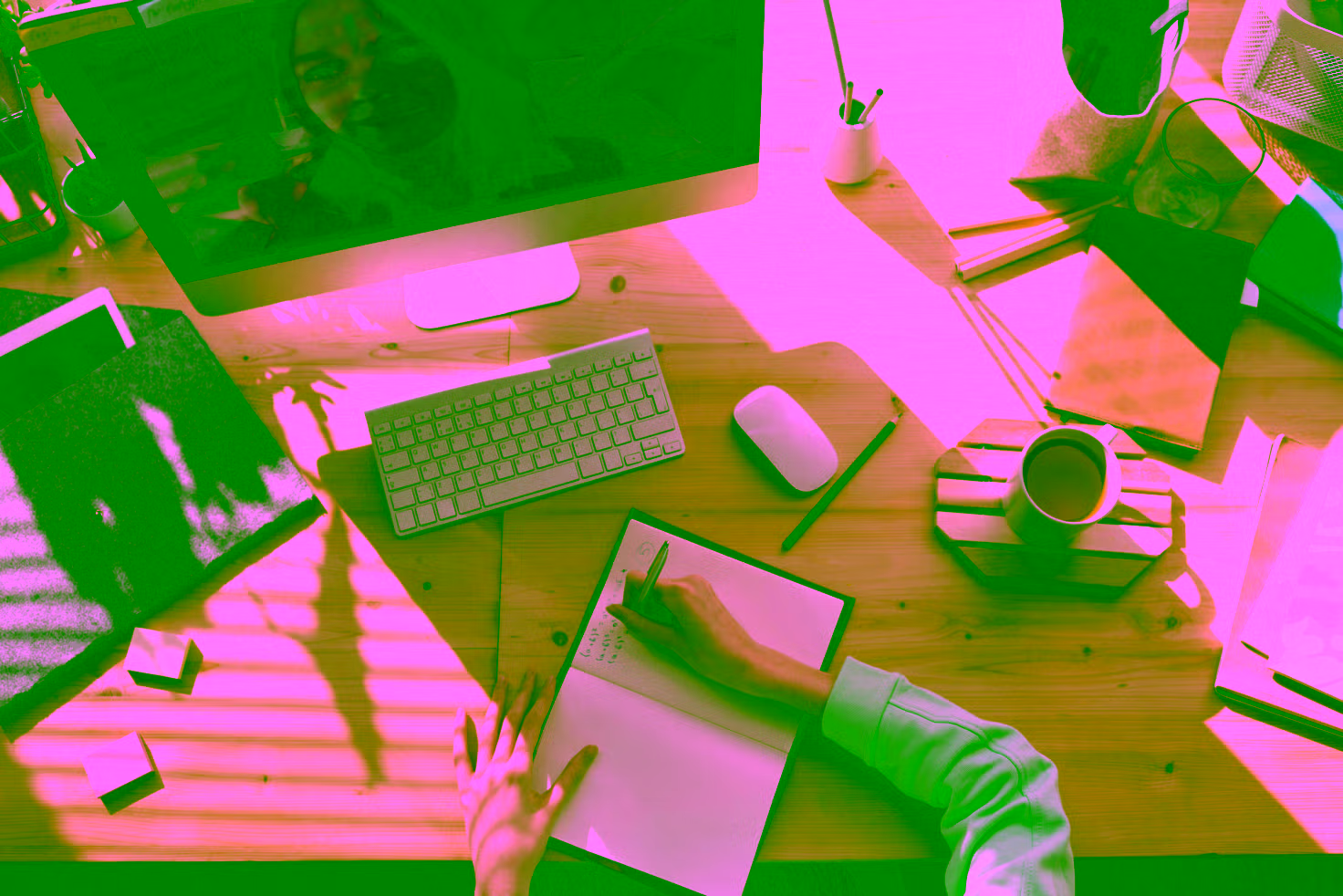 Studentin analysiert statistische Daten